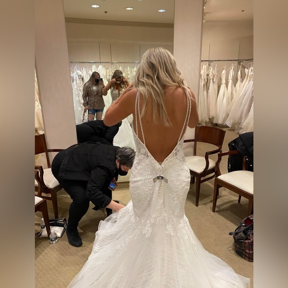 Essense of Australia Wedding Dress - Picture 1 of 7